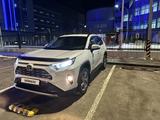 Toyota RAV4 2022 года за 19 000 000 тг. в Атырау – фото 2