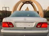 Mercedes-Benz E 240 1997 года за 4 750 000 тг. в Шымкент – фото 2
