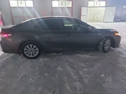 Toyota Camry 2018 года за 12 500 000 тг. в Актобе – фото 3