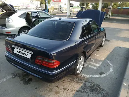 Mercedes-Benz E 320 1999 года за 2 700 000 тг. в Алматы – фото 4