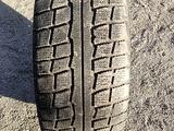 ОДНА шина 215/65 R15 — "GoodYear Ice Navi" (Япония), зимняя. Шише за 15 000 тг. в Астана