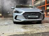 Hyundai Elantra 2018 годаfor7 050 000 тг. в Атырау – фото 2