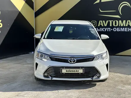 Toyota Camry 2015 года за 10 250 000 тг. в Атырау – фото 2