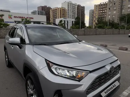 Toyota RAV4 2020 года за 14 200 000 тг. в Алматы – фото 19
