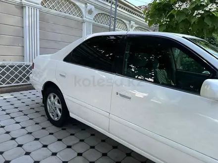 Toyota Camry 2000 года за 2 650 000 тг. в Алматы – фото 2