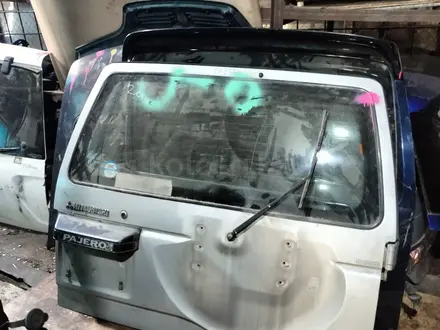 Крышка багажника на mitsubishi pajero 2. Митсубиси Паджеро за 50 000 тг. в Алматы – фото 2