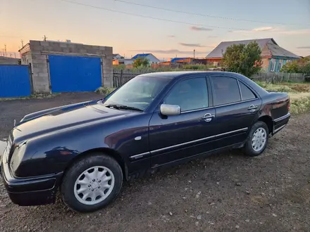 Mercedes-Benz E 200 1997 года за 2 100 000 тг. в Астана – фото 2