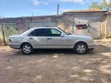 Mercedes-Benz E 220 1998 года за 2 600 000 тг. в Караганда – фото 2