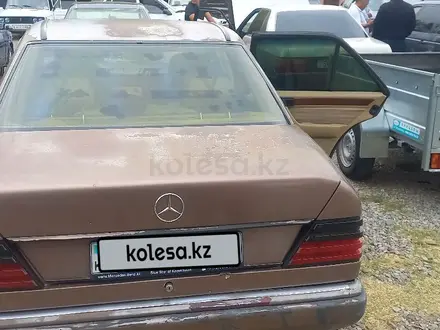 Mercedes-Benz E 230 1987 года за 800 000 тг. в Жетысай – фото 4