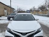 Toyota Camry 2022 года за 15 500 000 тг. в Шымкент – фото 2