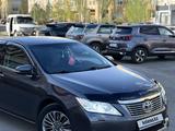 Toyota Camry 2014 года за 10 000 000 тг. в Актобе – фото 2