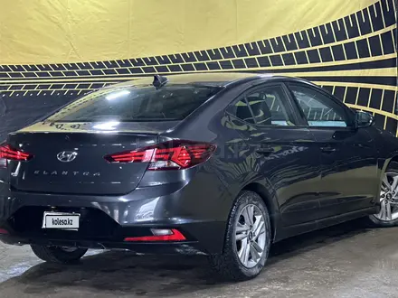 Hyundai Elantra 2019 года за 6 000 000 тг. в Актобе – фото 4