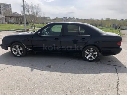 Mercedes-Benz E 230 1996 года за 1 800 000 тг. в Караганда – фото 2