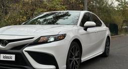 Toyota Camry 2021 года за 14 000 000 тг. в Алматы – фото 3