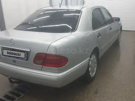 Mercedes-Benz E 230 1996 года за 3 400 000 тг. в Байконыр – фото 4