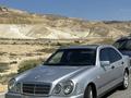 Mercedes-Benz E 200 1997 года за 2 600 000 тг. в Атырау – фото 2