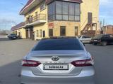 Toyota Camry 2018 года за 13 600 000 тг. в Семей – фото 2