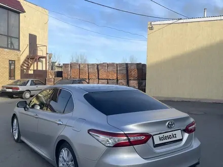 Toyota Camry 2018 года за 13 900 000 тг. в Семей – фото 8