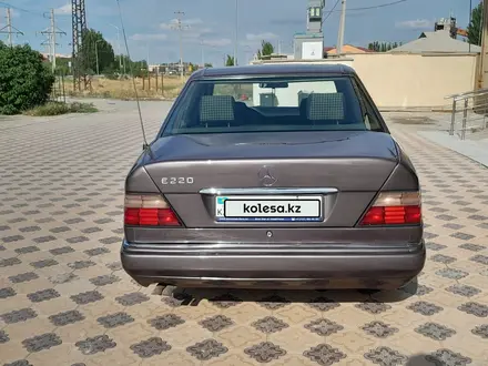 Mercedes-Benz E 220 1993 года за 3 000 000 тг. в Туркестан – фото 4