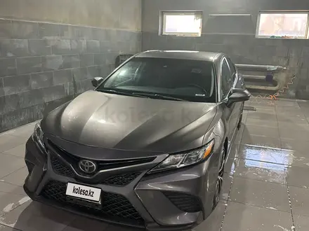 Toyota Camry 2018 года за 7 800 000 тг. в Атырау – фото 3