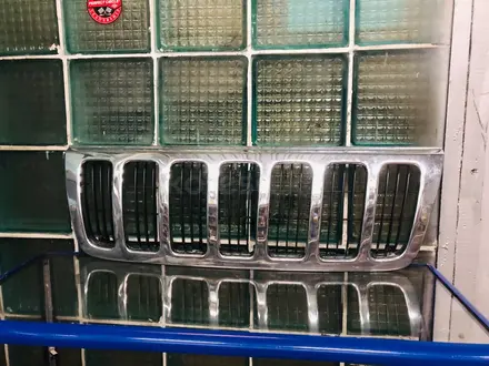 Решетка радиатора на Jeep Grand Cherokee WJ за 1 234 тг. в Алматы – фото 2