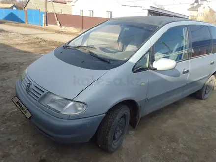 Volkswagen Sharan 1996 года за 1 500 000 тг. в Атырау