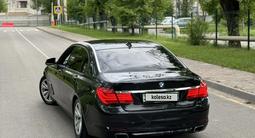 BMW 750 2010 годаүшін8 500 000 тг. в Алматы – фото 2