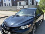 Toyota Camry 2020 года за 7 500 000 тг. в Актобе – фото 2