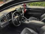 Toyota Camry 2022 года за 15 500 000 тг. в Алматы – фото 5
