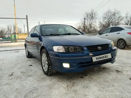 Toyota Camry 1998 года за 3 500 000 тг. в Актобе – фото 2