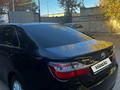 Toyota Camry 2015 годаүшін11 000 000 тг. в Актобе – фото 3