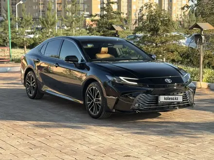 Toyota Camry 2024 года за 21 200 000 тг. в Актобе – фото 3