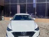 Hyundai Sonata 2022 года за 13 100 000 тг. в Караганда – фото 2