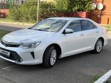 Toyota Camry 2015 года за 11 000 000 тг. в Уральск – фото 2