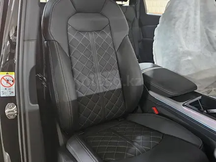 Audi Q7 55 TFSI 2025 года за 54 400 000 тг. в Алматы – фото 6
