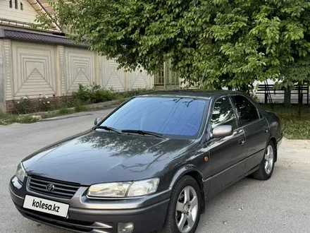 Toyota Camry 1998 года за 3 650 000 тг. в Шымкент – фото 17