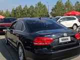 Volkswagen Passat 2014 года за 4 500 000 тг. в Уральск – фото 2