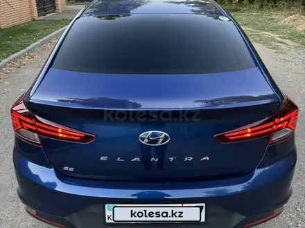 Hyundai Elantra 2019 года за 7 500 000 тг. в Уральск – фото 2