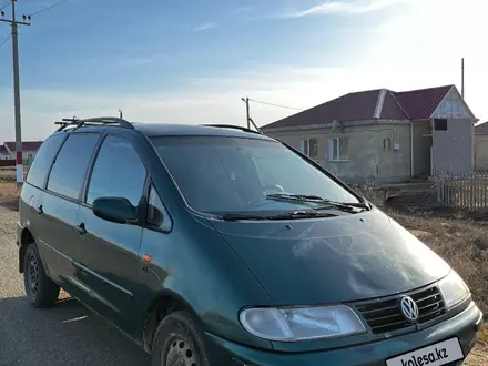 Volkswagen Sharan 1996 года за 2 600 000 тг. в Уральск – фото 2