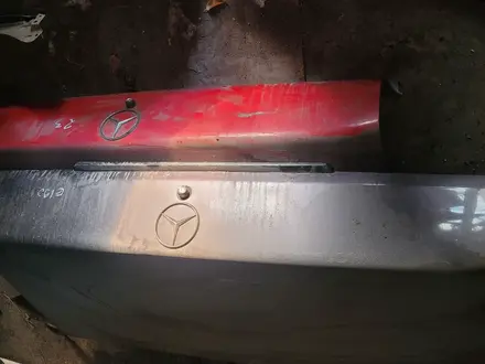 Крышка багажника на Mercedes 190 за 15 000 тг. в Алматы