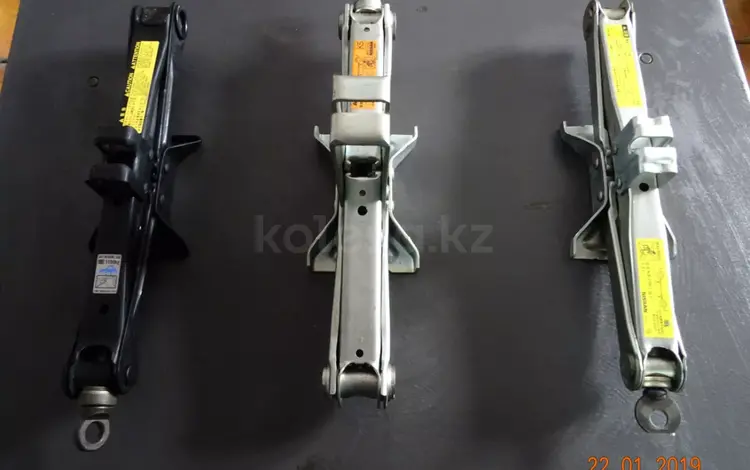 Домкрат оригинал Япония за 9 000 тг. в Усть-Каменогорск