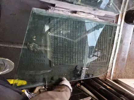 124мерс Передний правый стекло за 10 000 тг. в Алматы