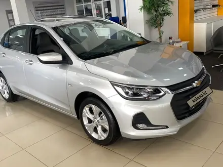 Chevrolet Onix Premier 2 2023 года за 9 290 000 тг. в Атырау – фото 2