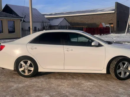 Toyota Camry 2014 года за 6 200 000 тг. в Уральск – фото 2