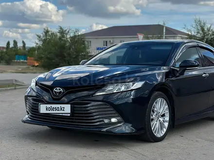 Toyota Camry 2018 года за 12 490 000 тг. в Актобе