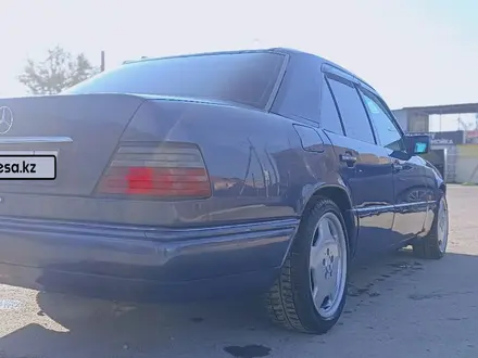 Mercedes-Benz E 220 1993 года за 3 800 000 тг. в Алматы – фото 16