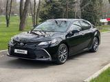 Toyota Camry 2023 года за 15 750 000 тг. в Алматы