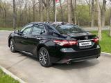 Toyota Camry 2023 года за 15 750 000 тг. в Алматы – фото 4