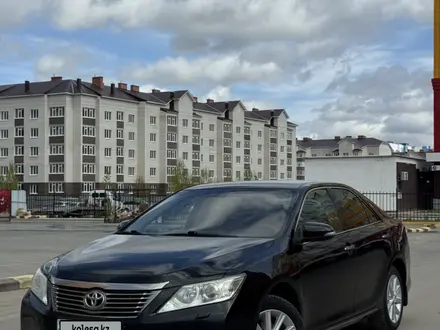 Toyota Camry 2012 года за 7 890 000 тг. в Актобе – фото 2