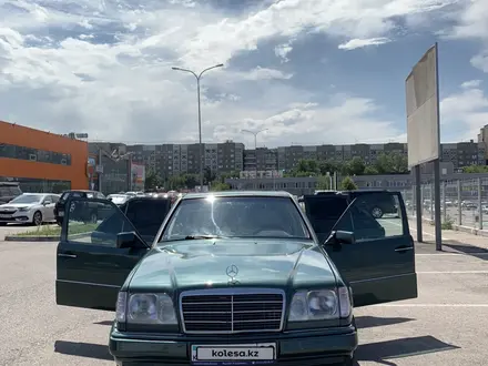 Mercedes-Benz E 220 1993 года за 2 100 000 тг. в Алматы – фото 14